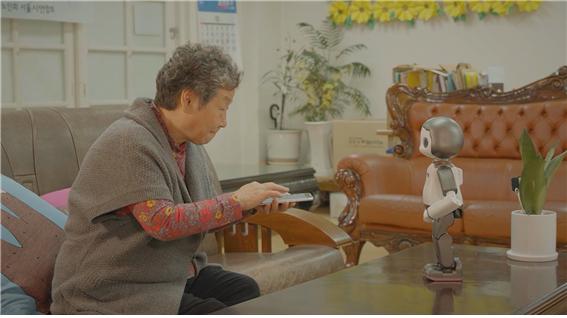 서울시-LG전자, 월 2만원 요금제 '어르신 맞춤형 스마트폰' 보급