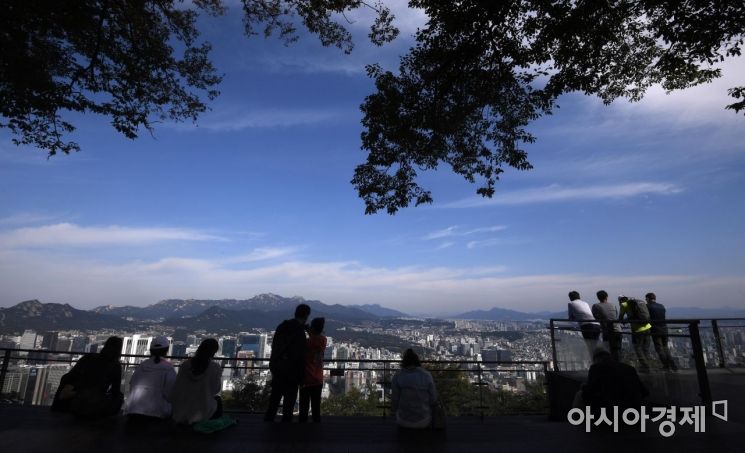 완연한 가을 날씨가 이어진 11일 서울 남산에서 바라본 하늘이 청명하다.