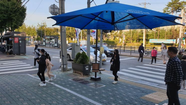 방학약국(방학역 앞) 횡단보도 그늘막  의자