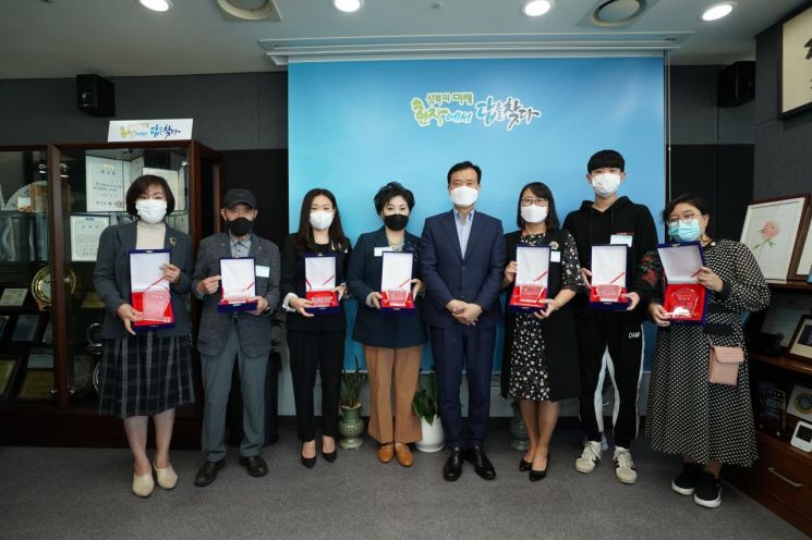 왼쪽부터 우수사업 부문 지적과장 차미영 씨, 문화체육부문 김병구 씨, 미풍양속부문 김현임 씨, 지역사회발전부문 이숙희 씨, 이승로 성북구청장, 선행봉사부문 이은미 씨, 모범청소년부문 김경덕 씨, 우수사업 부문 보건위생과장 임정선 씨