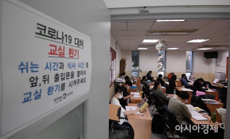 사회적 거리두기 1단계 완화로 대형학원 운영이 재개된 12일 서울 강남구 종로학원 강남본원에서 수험생들이 수업을 듣고 있다. 이날부터 시행된 거리두기 완화 조치로 그동안 영업이 제한됐던 수도권의 유흥주점, 노래연습장, 대형학원, 뷔페식당 등 ‘고위험시설’이 영업을 재개한다. 다만 수도권에서는 실내 50명·실외 100명인 이상 인원이 참석하는 모임·행사 자제가 권고되고 일부 시설에 대해서는 핵심 방역수칙 준수를 요구하는 등 2단계에 준하는 조치가 일부 유지된다./김현민 기자 kimhyun81@