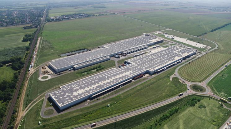 헝가리 기요르에 있는 아우디 공장. 지난 12일(현지시간) 아우디는 이 공장에 유럽 최대 태양광 지붕 설비를 구축하고 탄소 중립화를 달성했다고 밝혔다.(사진제공=아우디)