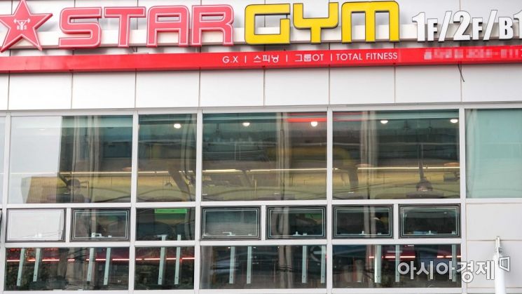 사회적 거리두기가 1단계로 하향된 12일 서울 중구 한 헬스클럽을 찾은 고객들이 마스크를 착용한채 운동하고 있다./강진형 기자aymsdream@