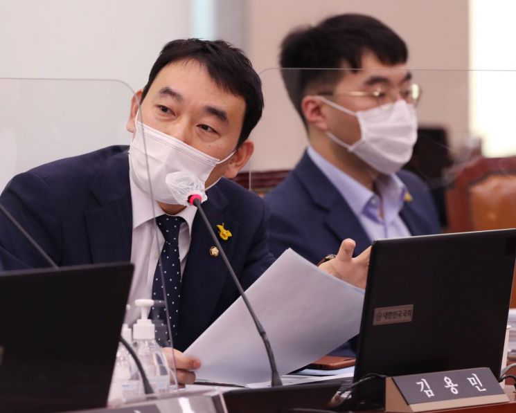 김용민 더불어민주당 의원이 지난 8일 국회에서 열린 법제사법위원회의 헌법재판소 등에 대한 국정감사에서 박종문 헌법재판소 사무처장에게 질의하고 있다. [이미지출처=연합뉴스]