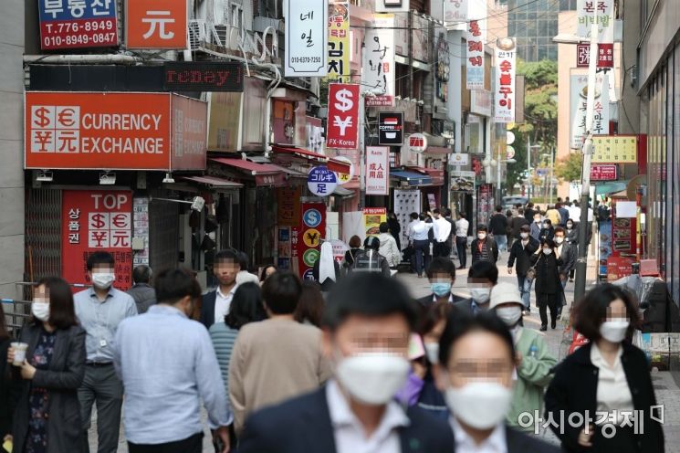 정부가 사회적 거리두기를 1단계로 완화한 12일 서울 명동에서 직장인들이 점심식사를 위해 이동하고 있다. /문호남 기자 munonam@