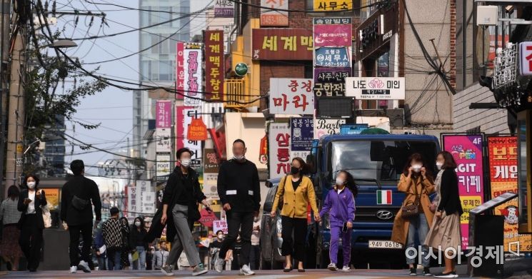 정부가 사회적 거리두기를 1단계로 완화한 12일 서울 강남역 일대에서 직장인을 비롯한 시민들이 점심시간에 이동하고 있다./김현민 기자 kimhyun81@