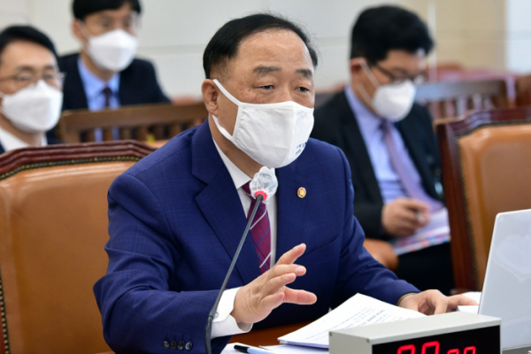 홍남기 경제부총리 겸 기획재정부 장관이 8일 국회 기획재정위원회의 기재부 조세정책에 대한 국정감사에 출석해 답변하고 있다. [이미지출처=연합뉴스]
