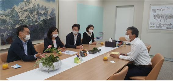 사진 왼쪽부터 시계 방향으로 김정우, 안종숙, 추승우, 허은 의원, 김우영 서울시 정무부시장