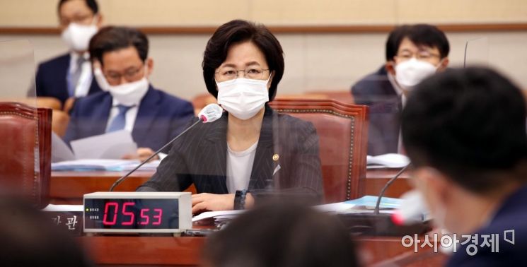 추미애 법무부장관이 12일 국회 법사위원회에 법무부 등에 대한 국정감사에 출석, 의원들 질의에 답변하고 있다./윤동주 기자 doso7@