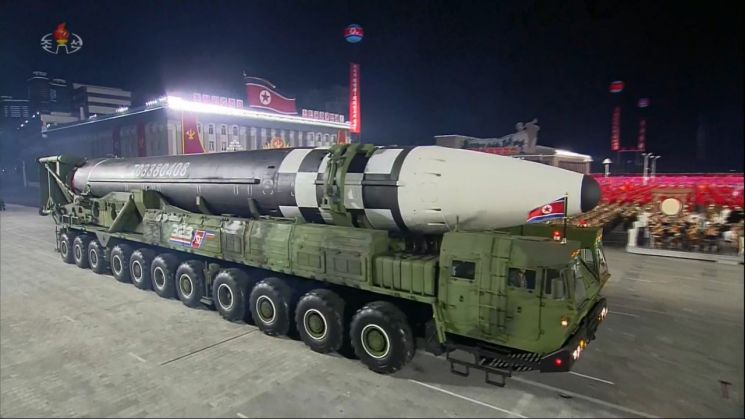 북한이 10일 노동당 창건 75주년 기념 열병식에서 미 본토를 겨냥할 수 있는 신형 대륙간탄도미사일(ICBM)을 공개했다. 사진 = 연합뉴스