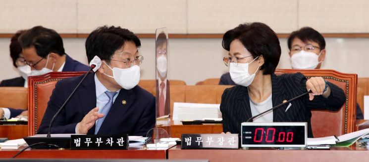 추미애 법무부 장관(오른쪽)이 12일 국회 법제사법위원회에서 진행된 법무부 국정감사에서 고기영 차관과 논의하고 있다. / 사진=연합뉴스