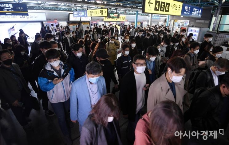 대중교통·의료기관 등에 대한 마스크 착용 의무화가 시작된 지난달 13일 서울 구로구 신도림역에서 시민들이 마스크를 쓴 채 발걸음을 옮기고 있다./김현민 기자 kimhyun81@