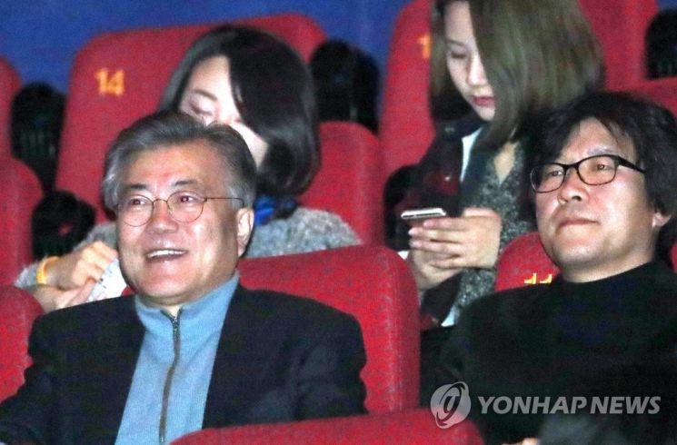 문재인 대통령(당시 더불어민주당 전 대표)이 2016년 12월 18일 오후 부산 부산진구 한 영화관에서 원전 재난 영화인 '판도라'를 보기 위해 박정우 감독과 함께 좌석에 앉아 영화 상영을 기다리고 있다. <사진=연합뉴스>