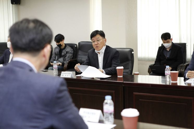 정만기 한국산업연합포럼 회장이 13일 한국산업연합포럼 출범식에서 국내 주요 기업의 '3%룰' 적용 시뮬레이션 결과를 발표하고 있다./사진=한국산업연합포럼협회