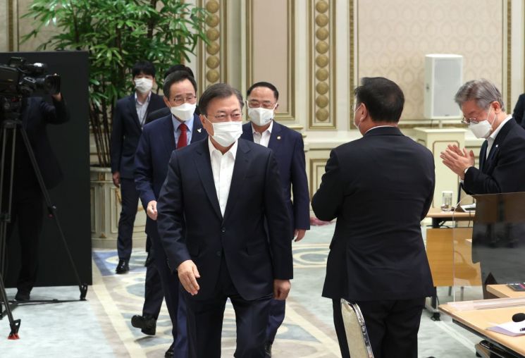 문재인 대통령이 13일 오전 청와대에서 제2차 한국판 뉴딜 전략회의에 참석하고 있다.
