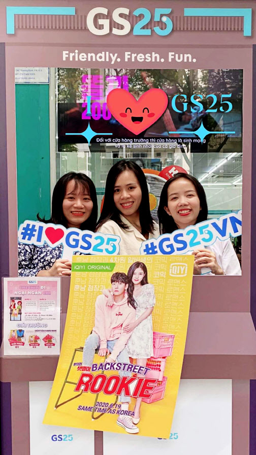 베트남 현지 고객이 베트남 GS25에 설치된 편의점 샛별이 촬영 부스에서 인증 사진을 촬용하고 있다.