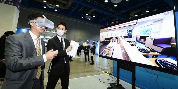 KOTRA가 13일부터 이틀간 서울 삼성동 코엑스에서 '신남방 비즈니스 위크'를 개최한다. 국내 참가기업이 행사장에서 디지털 기술을 활용한 가상현실(VR)을 체험하고 있다./사진=KOTRA