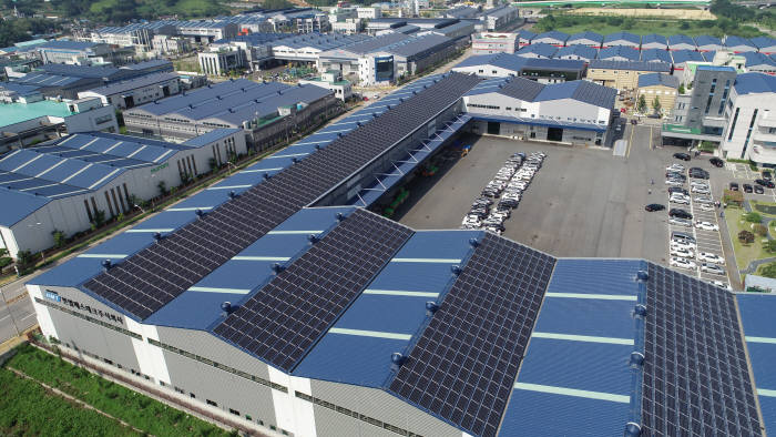 김해 골든루트 산업단지 입주기업 공장 지붕에 설치된 태양광 패널. 사진 = 아시아경제DB