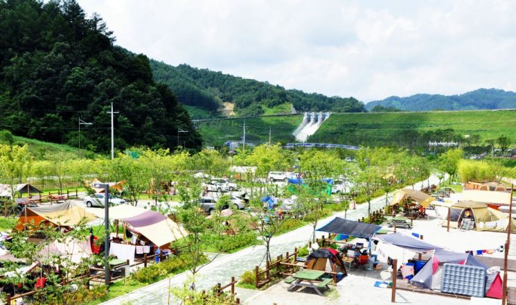 김천부항댐 산내들 오토캠핑장 모습.