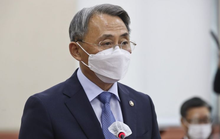 모종화 병무청장이 13일 오전 서울 여의도 국회에서 열린 국방위원회의 병무청 국정감사에서 업무보고하고 있다. / 사진=연합뉴스