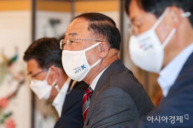 홍남기 경제부총리 겸 기획재정부 장관이 지난달 14일 서울 종로구 정부서울청사에서 열린 '제8차 부동산시장 점검 관계장관회의'에 참석해 모두발언 하고 있다./강진형 기자aymsdream@