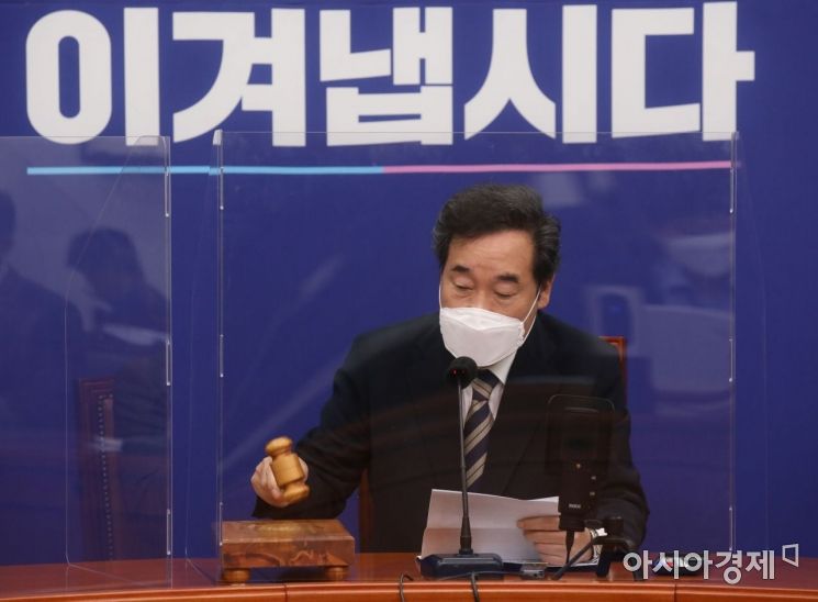 이낙연 더불어민주당 대표가 14일 국회에서 열린 최고위원회의에 참석, 회의를 주재하고 있다./윤동주 기자 doso7@