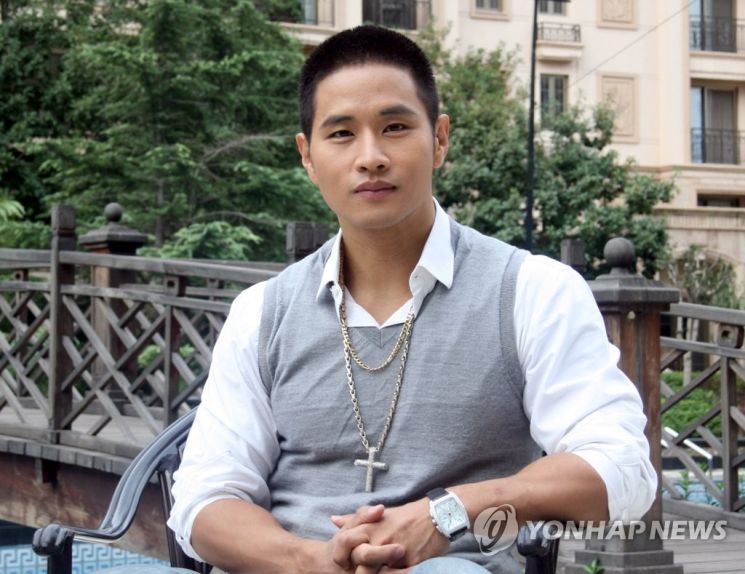 병역 회피 논란으로 입국이 금지된 유승준(미국명 스티브 유·44) 씨가 "18년 입국 금지는 과도한 인권침해"고 주장한 가운데 이를 둘러싼 갑론을박이 이어지고 있다./사진=연합뉴스