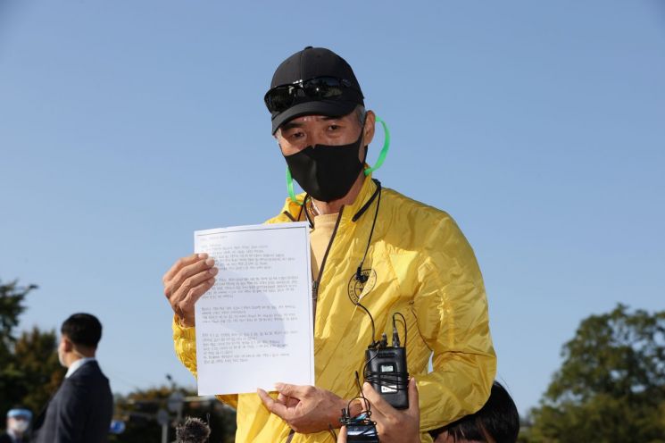 "文 편지 실망" 토로한 유족에 쏟아진 '문빠' 지지자 악플