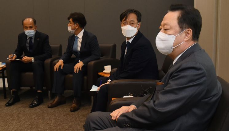 더불어민주당 유동수 공정경제 3법 TF 단장(오른쪽 두번째)과 박용만 대한상공회의소 회장(오른쪽)이 지난달 14일 서울 중구 대한상의에서 열린 정책 간담회에서 인사말을 나누고 있다. [이미지출처=연합뉴스]