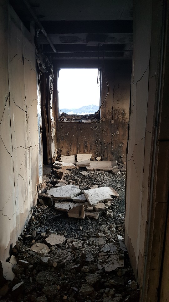 지난 8일 발생한 대형 화재로 큰 피해를 본 울산시 남구 삼환아르누보 주상복합아파트의 내부 모습. 가재도구는 모두 불에 탔고, 천장과 벽에서 무너진 잔해물이 집 안에 뒹굴고 있다. [이미지출처=연합뉴스]