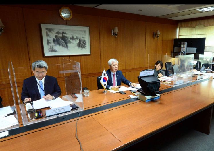 이태호 외교부 2차관이 14일 화상으로 개최된 제5차 한미 고위급 경제협의회에서 발언하고 있다. [이미지출처=연합뉴스]