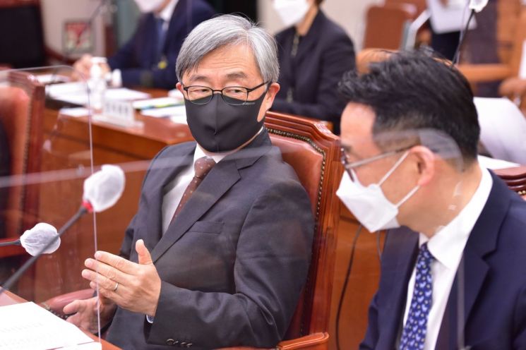 최재형 감사원장이 15일 국회에서 열린 법제사법위원회의 감사원에 대한 국정감사에서 전광춘 제2사무차장과 대화를 하고 있다.