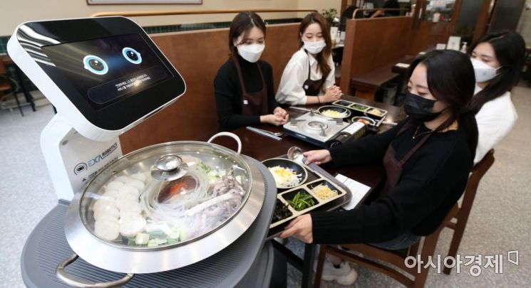 10월 15일 경기 성남시 분당구 판교 제1테크노벨리에서 열린 '제4회 판교자율주행 모빌리티쇼'에 참석한 시민들이 인근식당에서 시연중인 엑사로보틱스사의 자율주행 서빙로봇을 체험하고 있다. 김현민 기자 kimhyun81@
