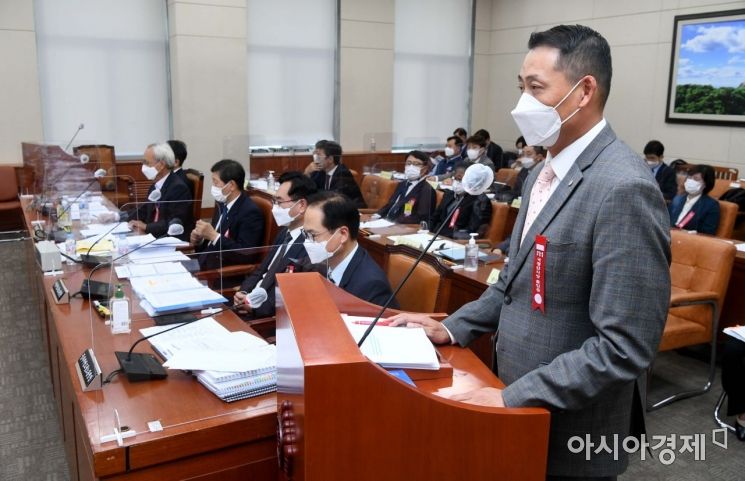 [포토] 국감 출석한 송데이비드호섭 스벅코리아 대표