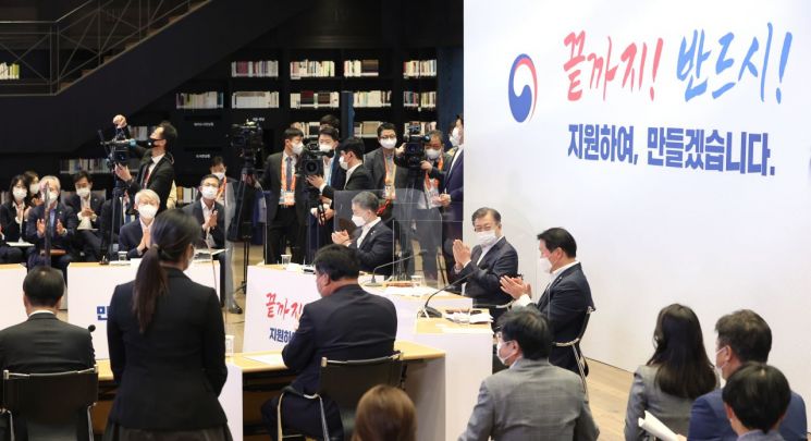 문재인 대통령이 15일 오후 신종 코로나바이러스 감염증(코로나19) 백신 개발 기업인 경기도 성남 소재 SK바이오사이언스에서 열린 '코로나19 백신·치료제 개발 현장간담회'에서 김은솜 SK바이오사이언스 연구원의 대표 소감을 들은 후 박수치고 있다.