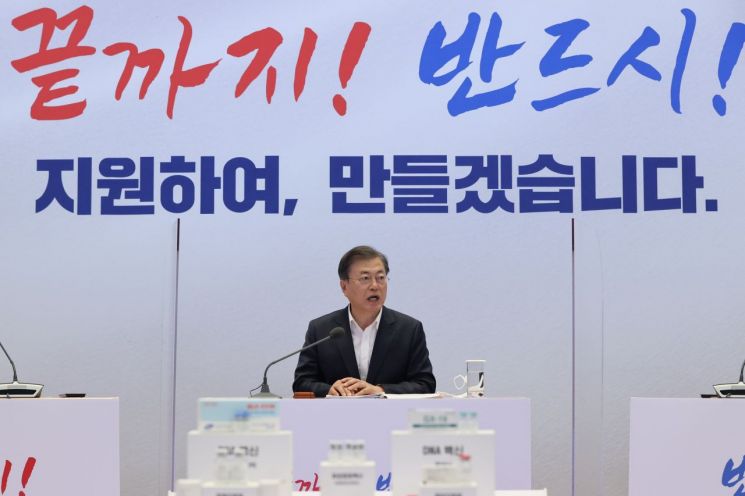 문재인 대통령이 15일 오후 신종 코로나바이러스 감염증(코로나19) 백신 개발 기업인 경기도 성남 소재 SK바이오사이언스에서 열린 '코로나19 백신·치료제 개발 현장간담회'를 주재하고 있다. <이하 사진=연합뉴스>
