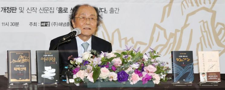 조정래 작가가 지난 12일 오전 서울 중구 프레스센터에서 열린 '등단 50주년 기념 기자간담회'에서 발언하고 있다. / 사진=연합뉴스