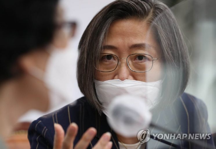 국민의힘 성폭력대책특별위원회 이수정 위원(경기대 교수)이 지난 9월23일 오후 서울 여의도 국회에서 열린 1호 법안 발표 기자간담회에서 김삼화 위원과 대화하고 있다. [사진 출처 = 연합뉴스]