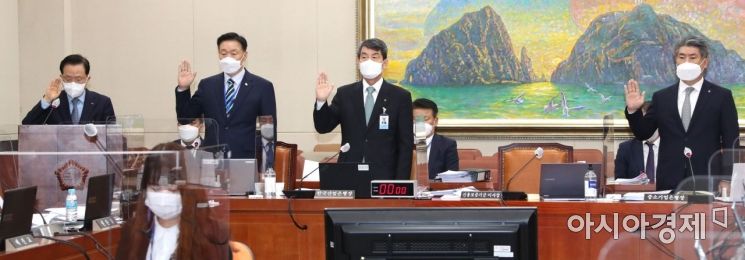 윤대희 신용보증기금 이사장이 16일 국회에서 열린 정무위원회의에 산업은행 등에 대한 국정감사에 출석, 증인선서를 하고 있다./윤동주 기자 doso7@