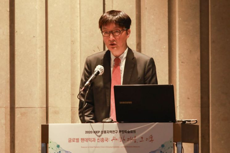 김흥종 대외경제정책연구원 원장이 개회사를 하는 모습.(사진제공=대외경제정책연구원)