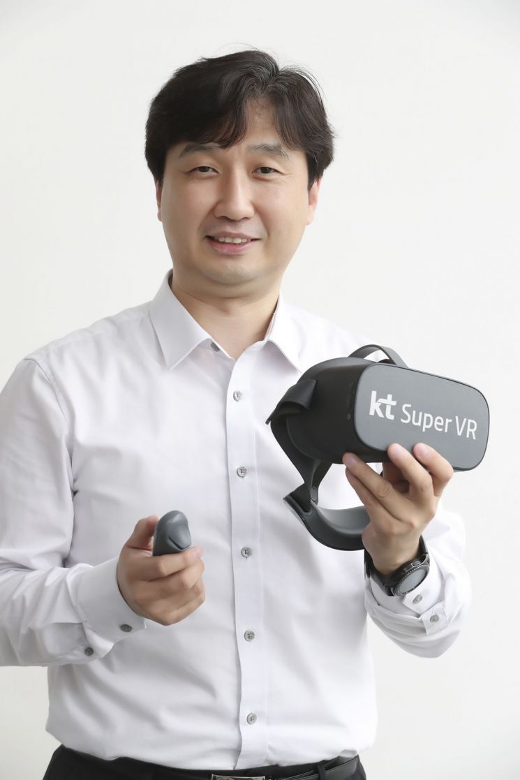 　박정호 KT IM사업담당(상무)이 자사의 가상현실(VR) 플랫폼 '슈퍼VR'에 대해 설명하고 있다.