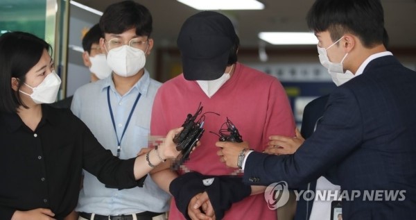 이른바 '서울역 묻지마 폭행 사건' 관련 상해 혐의를 받고 있는 남성이 지난 6월4일 오전 추가조사를 받기 위해 서울 용산구 용산경찰서에서 철도특별사법경찰대로 이송되고 있다. [이미지출처=연합뉴스]