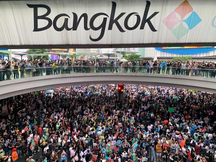 Manifestantes tailandeses enchem as ruas apesar de um decreto proibindo reuniões [이미지출처=연합뉴스]