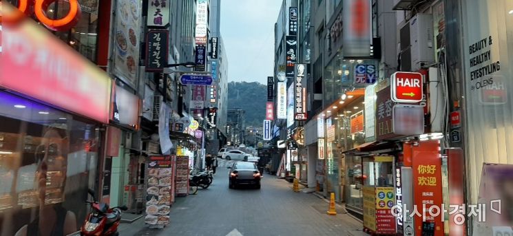 사회적 거리두기가 1단계로 완화한 가운데 16일 오후 서울 중구 명동 일대 거리가 한산한 모습을 보이고 있다. 사진=한승곤 기자 hsg@asiae.co.kr.