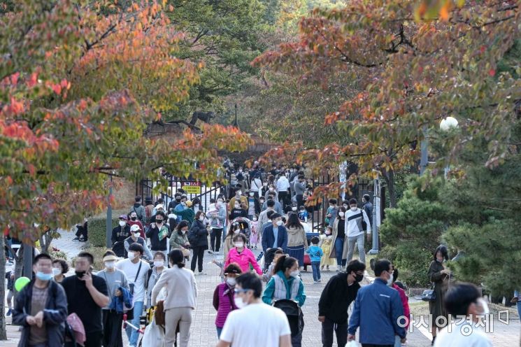 사회적 거리두기가 1단계로 완화된 이후 첫 주말인 18일 서울 광진구 어린이대공원을 찾은 시민들이 즐거운 시간을 보내고 있다./강진형 기자aymsdream@
