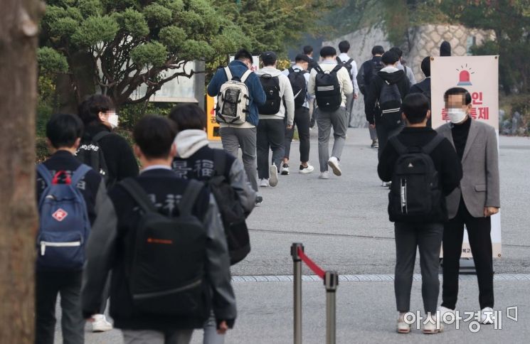 전국 학교 등교 인원이 3분의 2 이내로 완화된 19일 서울 종로구 경복고등학교에서 학생들이 등교를 하고 있다. /문호남 기자 munonam@