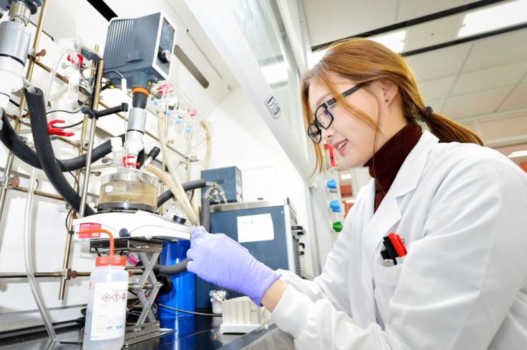 LG화학 미래기술연구센터 연구원들이 생분해성 신소재의 물성을 테스트하고 있다.
