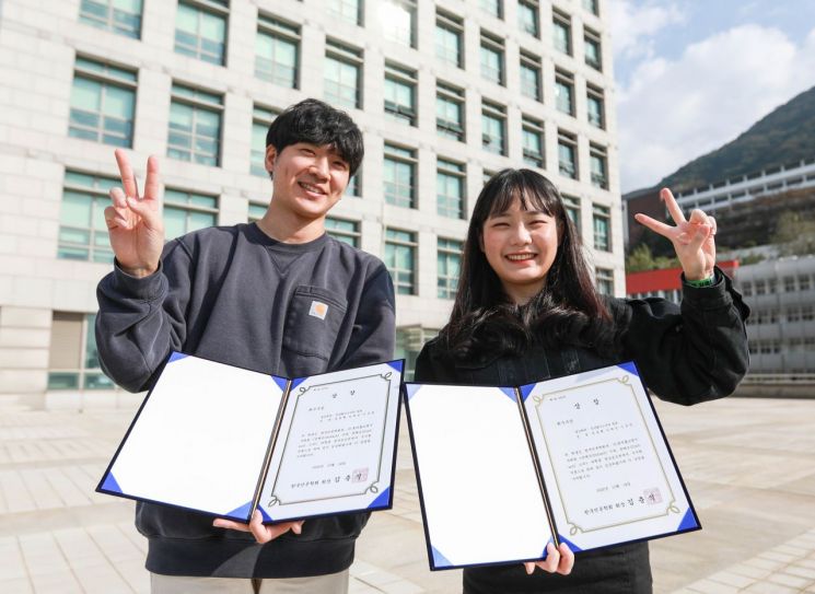 롯데홈쇼핑 영상공모전에서 최우수상을 수상한 동서대 학생들.