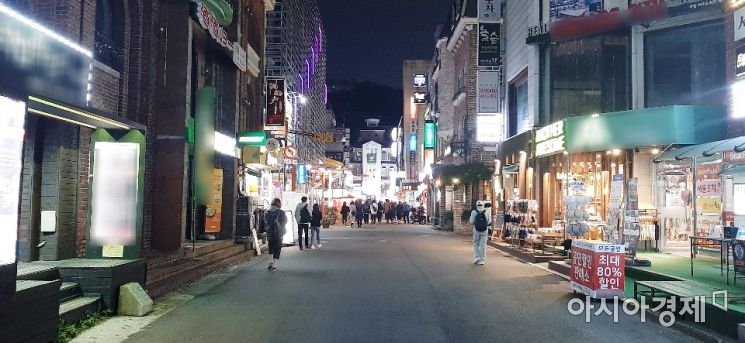 사회적 거리두기가 1단계로 완화한 가운데 서울 대학로 일대를 찾은 20~30대 청년들이 이곳 거리를 지나고 있다. 사진=한승곤 기자 hsg@asiae.co.kr