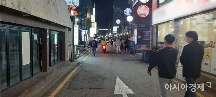 대학로 일대를 찾은 청년들이 거리를 지나고 있다. 사진=한승곤 기자 hsg@asiae.co.kr